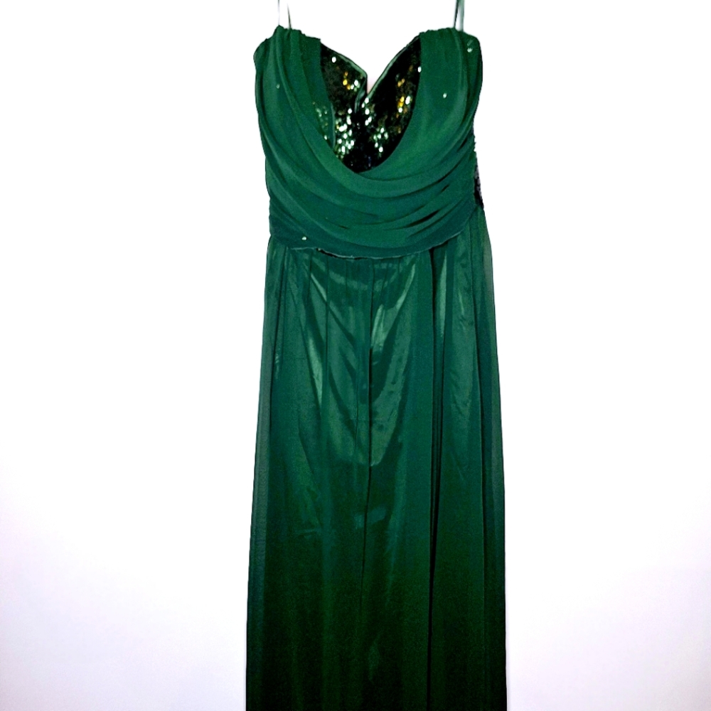 NWT Chi,Chi London " The Emerald Elegance".  Plus size Prom formal size 28.